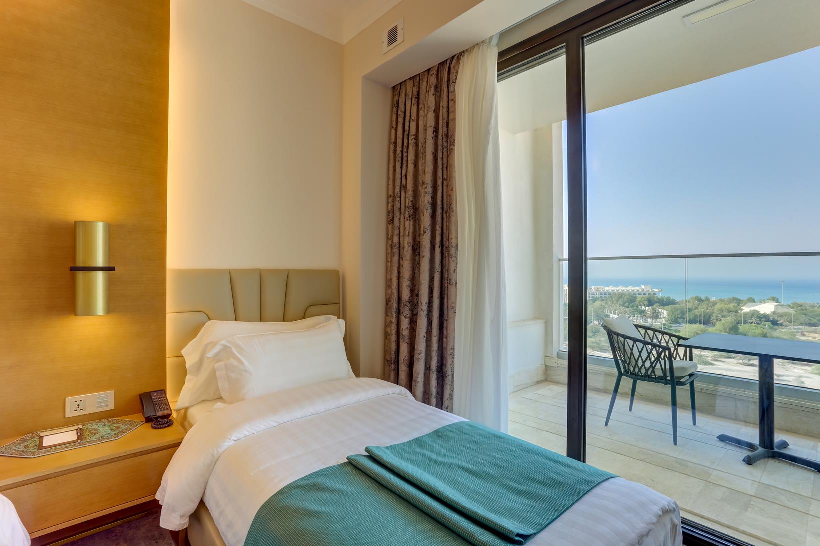 یکی از اتاق های هتل پالاس کیش