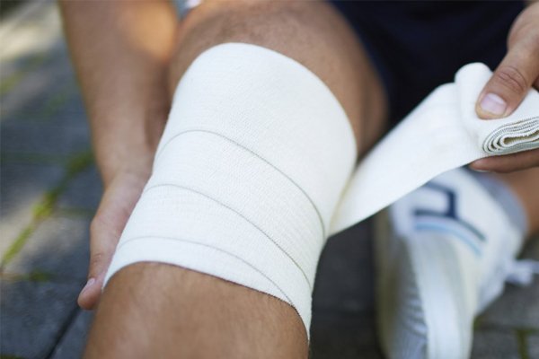 فشرده سازی یکی از روشهای درمان ورم زانو در خانه