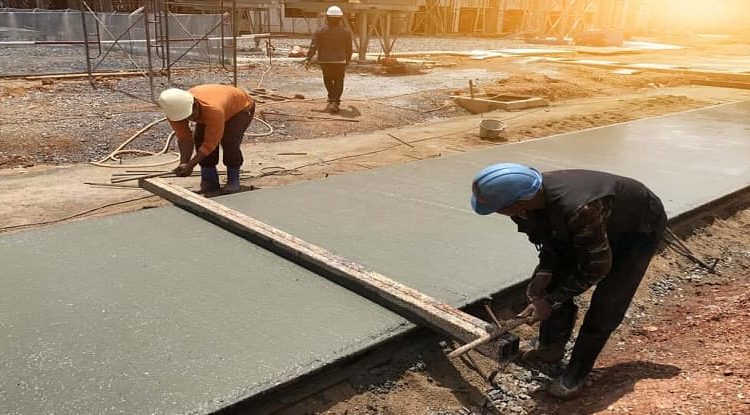 مردی در حال بتن ریزی است