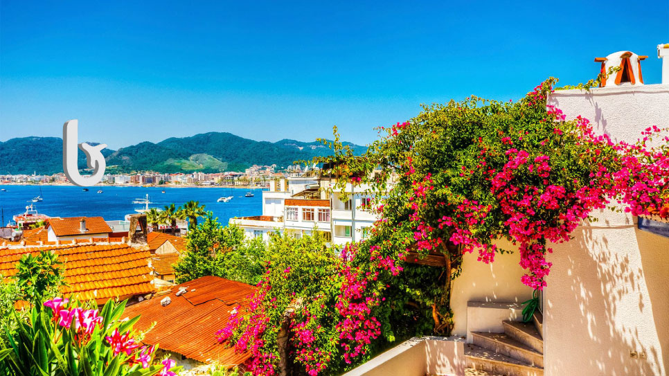 دریای اولودنیز از نمای حیاط یک خانه در اولودنیز