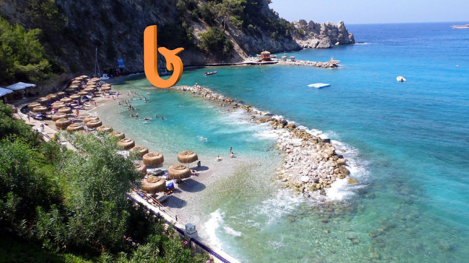 ساحل مارماریس با سایهبان های ساحلی از نمای بالا