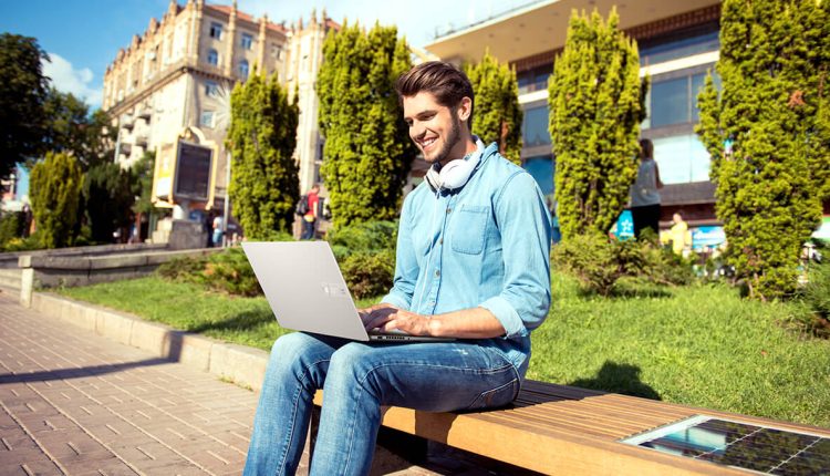 چرا لپ تاپ ایسوس بهترین انتخاب برای دانشجویان در سال ۲۰۲۵ است؟