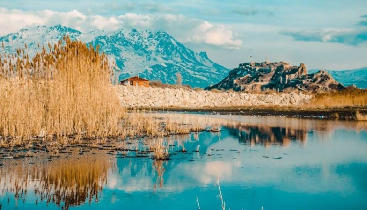 قلعه وان از قدیمی‌ترین آثار ترکیه و برای دوره اورارتویی است