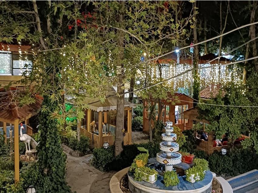 تصویری از محوطه یک سفره خانه سنتی در اطراف مشهد