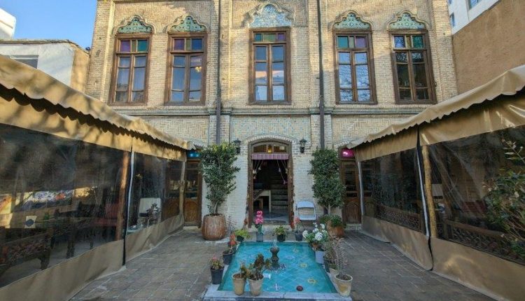 نمایی از محیط بیرونی سفره خانه سنتی احمدیان اطراف حرم امام رضا (ع)