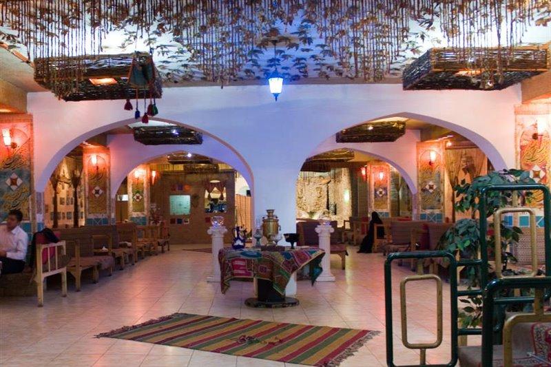 تصویری از فضای داخلی سفره خانه سنتی ترنج در نزدیک حرم رضوی