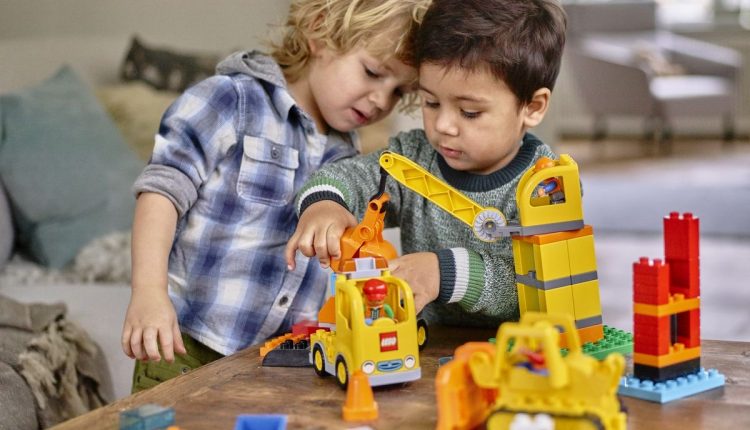 تصویرکودکان شاددرحال بازی با اسباب بازی پسرانه